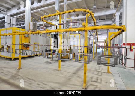 Officina industriale per il montaggio del forno su di un nastro trasportatore Foto Stock