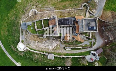 Vista aerea con drone delle rovine medievali del castello vicino a Sulzberg a Allgäu, Baviera, Germania Foto Stock