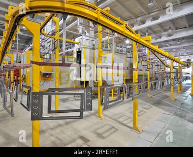 Officina industriale per il montaggio del forno su di un nastro trasportatore Foto Stock