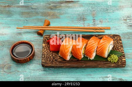 Un set di sushi al salmone sul tavolo Foto Stock