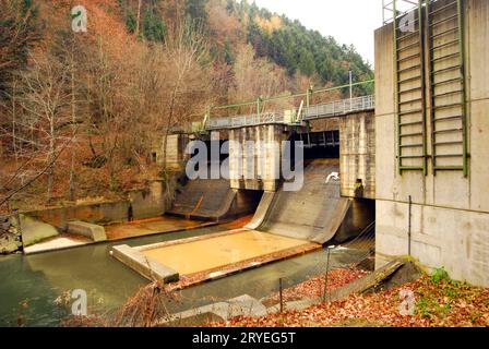 Piccola centrale idroelettrica in autunno Foto Stock
