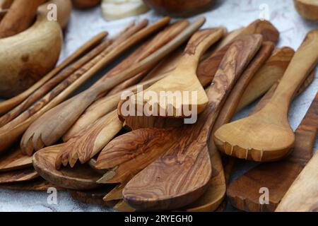 Utensili naturali intagliati in legno sul mercato Foto Stock