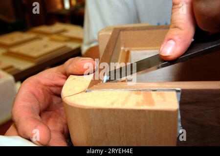 Scalpellatura del legno nella falegnameria Foto Stock