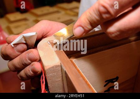 Scalpellatura del legno nella falegnameria Foto Stock