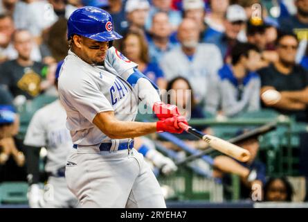 Milwaukee, Stati Uniti. 30 settembre 2023. Christopher Morel, seconda base dei Chicago Cubs, batté un fuoricampo nel primo inning della loro partita di baseball contro i Milwaukee Brewers all'American Family Field di Milwaukee, Wisconsin, sabato 30 settembre 2023. Foto di Tannen Maury/UPI Credit: UPI/Alamy Live News Foto Stock