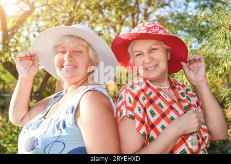 Passeggia in giardino. Due migliori amiche in pensione camminano felicemente in giardino. Foto Stock