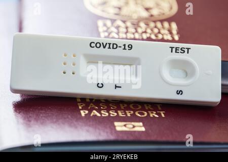 Kit di test rapido per la malattia da virus COVID-19 su passaporto rosso Foto Stock