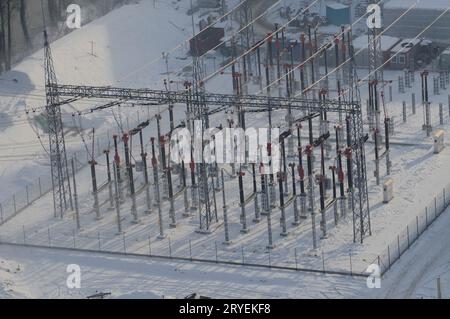 Una sottostazione di trasformazione in inverno Foto Stock