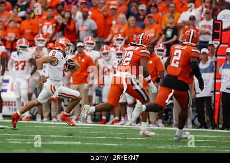 30 settembre 2023, Syracuse, New York, USA- durante la partita di conference ACC tra la Syracuse University e la Clemson University, il quarterback CADE KLUBNIK (2) della Clemson University corre per un primo down durante il terzo quarto della partita. (Immagine di credito: © Scott Rausenberger/ZUMA Press Wire) SOLO USO EDITORIALE! Non per USO commerciale! Foto Stock