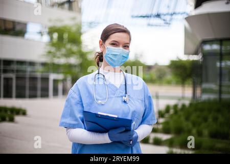 Medico di fronte all'ospedale Foto Stock