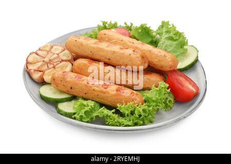 Piatto con gustose salsicce alla griglia, verdure e lattuga isolate su bianco Foto Stock