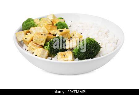 Ciotola di riso con tofu fritto e broccoli isolati su bianco Foto Stock