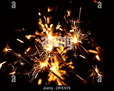 In prossimità di alcuni fuochi d' artificio botti su nero Foto Stock