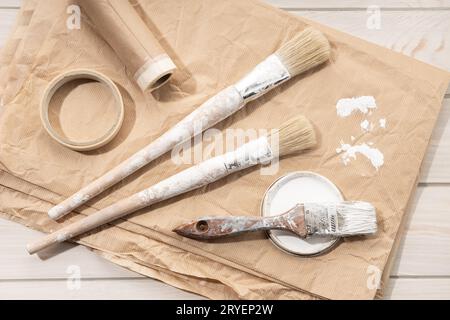 Set di pennelli per strumenti di pittura, nastro di mascheratura, carta Foto Stock