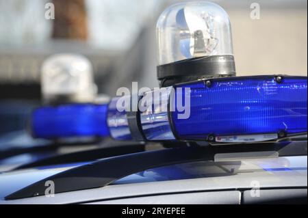 Segnale luminoso blu su un'auto di polizia Foto Stock