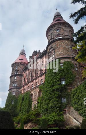 Facciata con torri del castello Ksiaz a Walbrzych in Polonia Foto Stock