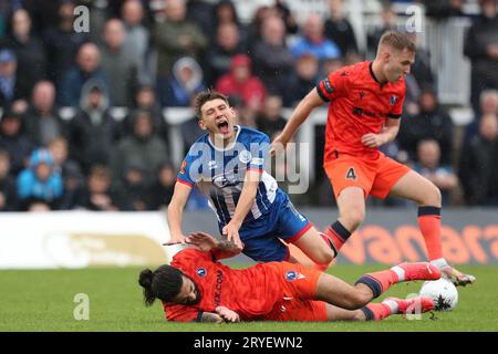 Joe Grey dell'Hartlepool United viene fregato da Dan Gallagher dei Dorking Wanderers durante la partita della Vanarama National League tra Hartlepool United e Dorking Wanderers al Victoria Park, Hartlepool, sabato 30 settembre 2023. (Foto: Mark Fletcher | mi News) crediti: MI News & Sport /Alamy Live News Foto Stock
