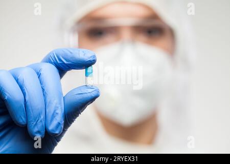 Farmacista NHS femminile del Regno Unito con pillola blu Foto Stock