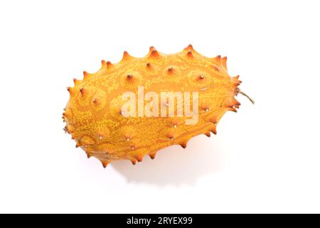 Ripe Kiwano. Melone con picchetti o gelatina isolato su sfondo bianco. Cucumis metuliferus Foto Stock