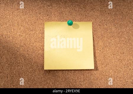 Tabellone di sughero con nota gialla vuota per l'aggiunta di testo. Fai un trucco Foto Stock