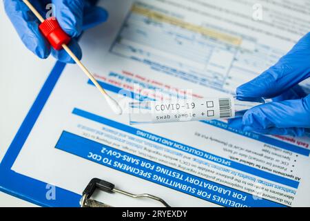 Kit per la raccolta dei campioni con tampone per l'operatore medico Foto Stock