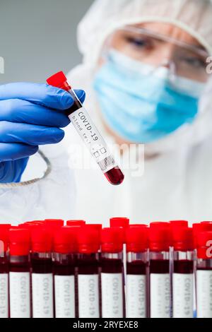 Tecnico di laboratorio o scienziato medico che indossa tuta protettiva Foto Stock
