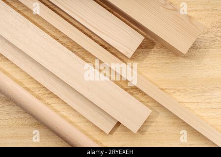 Fondo in legno. Gruppo di tavole di legno assortite, quadrati, fogli sul tavolo. Vista dall'alto Foto Stock