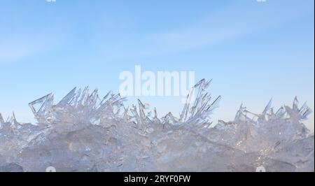 Ravvicinare il motivo dei cristalli di ghiaccio sul cielo blu Foto Stock