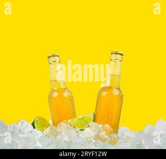 Due bottiglie di birra lager su cubetti di ghiaccio Foto Stock