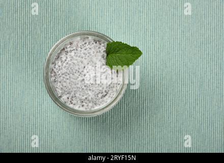 Barattolo di budino di semi di chia con latte di cocco Foto Stock