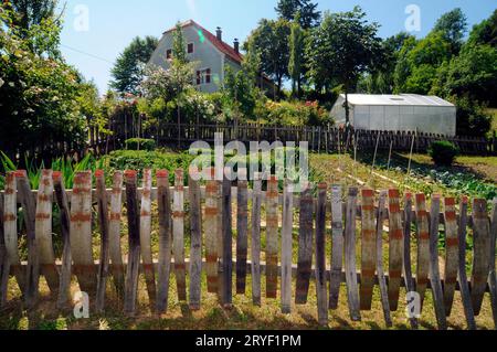 Recinzione di legno come delimitazione verso altre terre Foto Stock Recinzione di legno come delimitazione verso altre terre Foto Stock