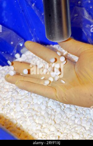 Produzione di compresse e farmaci nell'industria farmaceutica Foto Stock