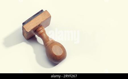 Timbro in gomma vintage isolato su carta bianca vuota. Spazio di copia Foto Stock