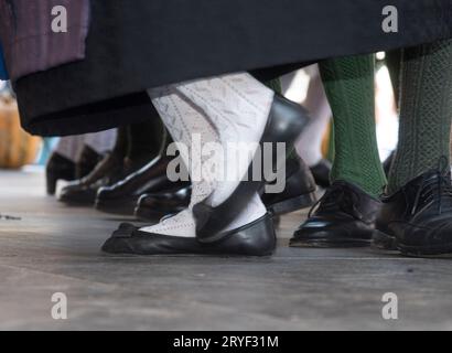 La gente è in piedi a una danza popolare Foto Stock