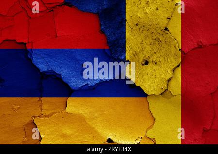 Bandiere di Armenia e Romania dipinte su un muro incrinato Foto Stock