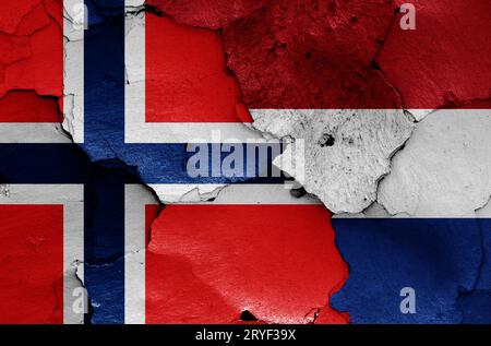 Bandiere di Norvegia e Paesi Bassi dipinte su un muro incrinato Foto Stock