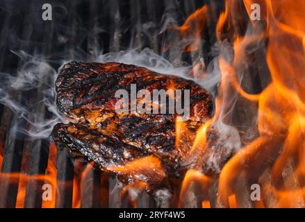 Bistecche di ribeye affumicate e cotte alla griglia Foto Stock