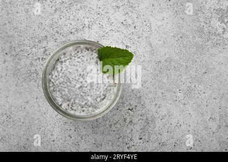 Barattolo di budino di semi di chia con latte di cocco Foto Stock