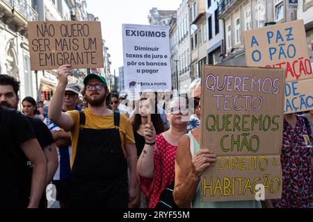 Porto, Portogallo. 30 settembre 2023. I manifestanti hanno dei cartelli che esprimono la loro opinione durante la manifestazione. La protesta "case da vivere" si è svolta a Porto, iniziata in piazza Batalha e conclusa ad Aliados, di fronte al Municipio. (Foto di Teresa Nunes/SOPA Images/Sipa USA) credito: SIPA USA/Alamy Live News Foto Stock