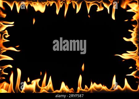 Telaio di fiamme isolate su nero Foto Stock