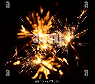 In prossimità di alcuni fuochi d' artificio botti su nero Foto Stock