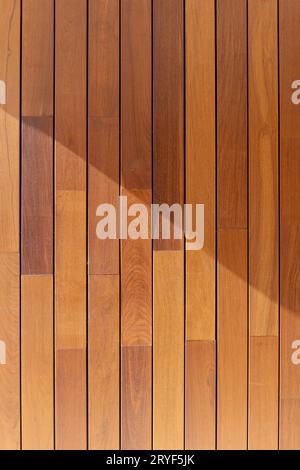 Struttura di sfondo con pannelli in legno. IPE legno tropicale di teak sulla facciata dell'edificio Foto Stock