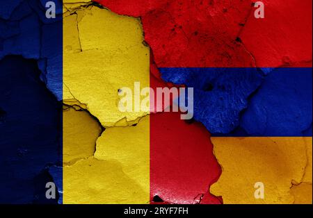 Bandiere di Romania e Armenia dipinte su un muro incrinato Foto Stock