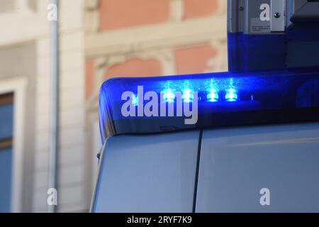 Segnale luminoso blu su un'auto di polizia Foto Stock