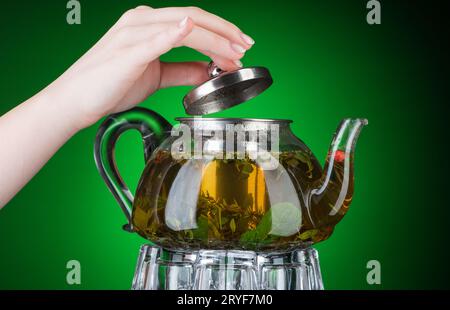 Tè alla menta in teiera trasparente Foto Stock