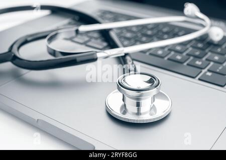 Informazioni sulla diagnosi del computer. Stetoscopio su un moderno computer portatile Foto Stock