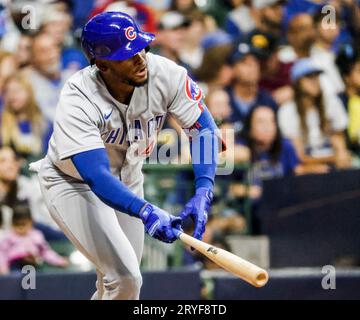 Milwaukee, Stati Uniti. 30 settembre 2023. Il battitore designato dai Chicago Cubs Alexander Canario batté un singolo contro i Milwaukee Brewers nel settimo inning della loro partita di baseball all'American Family Field di Milwaukee, Wisconsin, sabato 30 settembre 2023. Foto di Tannen Maury/UPI Credit: UPI/Alamy Live News Foto Stock