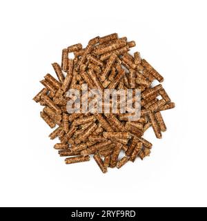 Mucchio di pellet di legno duro per il fumo di cibo su bianco Foto Stock