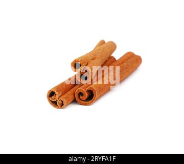 Primo piano tre bastoncini di cannella isolati su bianco Foto Stock
