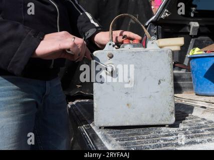 Grilletto e cavo per innescare un'esplosione Foto Stock